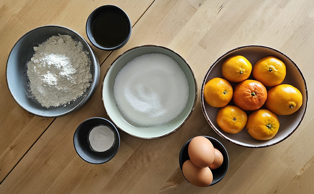 Tarta de mandarina, chocolate negro y almendras decorada con frutas y frutos secos ingredientes