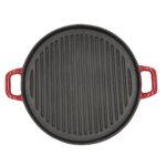 Verduras, carne y pescado cocinados en grill asador de acero inoxidable con marcas de parrilla
