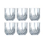 Vasos de cristal originales de colores y relieves distintos combinados en la misma mesa: Bidasoa, Luminarc y Bormioli Rocco