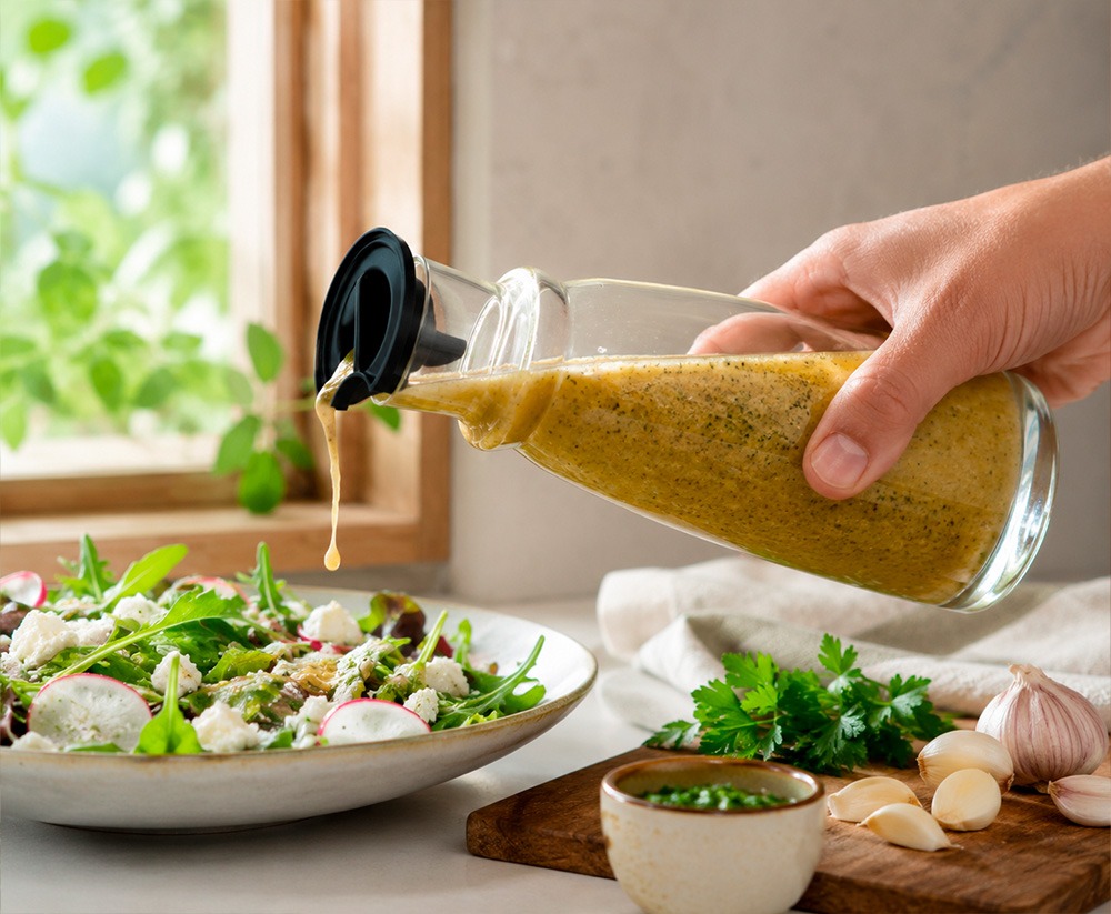 Diferentes botellas de cristal en usos creativos: kombucha, leche vegetal, sirope, aceite infusionado