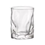 Vasos de cristal originales de colores y relieves distintos combinados en la misma mesa: Bidasoa, Luminarc y Bormioli Rocco