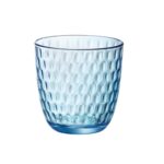 Vasos de cristal originales de colores y relieves distintos combinados en la misma mesa: Bidasoa, Luminarc y Bormioli Rocco