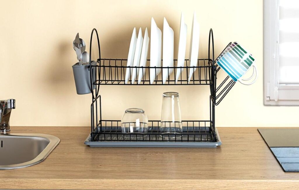 El escurridor de platos: el accesorio de cocina que te salvará del desorden