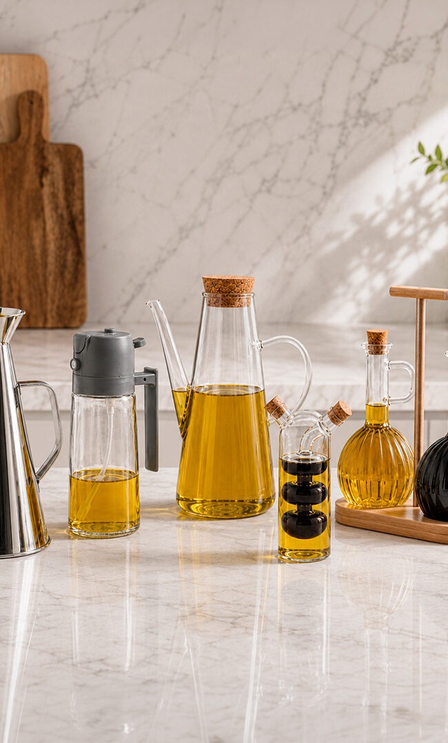 Aceiteras de cristal y acero inoxidable sobre encimera de cocina moderna