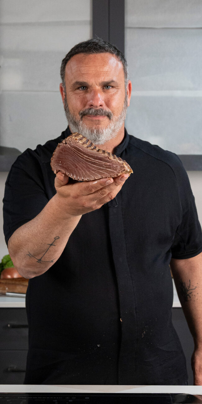 Atún semi crudo con adobo de soja y cítricos de Ángel León sobre plato LEA Bidasoa, cortado con cuchillo Carbon Sabatier
