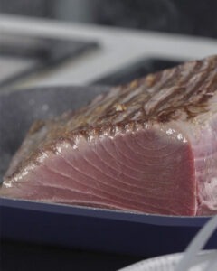 Atún semi crudo con adobo de soja y cítricos de Ángel León sobre plato LEA Bidasoa, cortado con cuchillo Carbon Sabatier