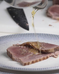 Atún semi crudo con adobo de soja y cítricos de Ángel León sobre plato LEA Bidasoa, cortado con cuchillo Carbon Sabatier