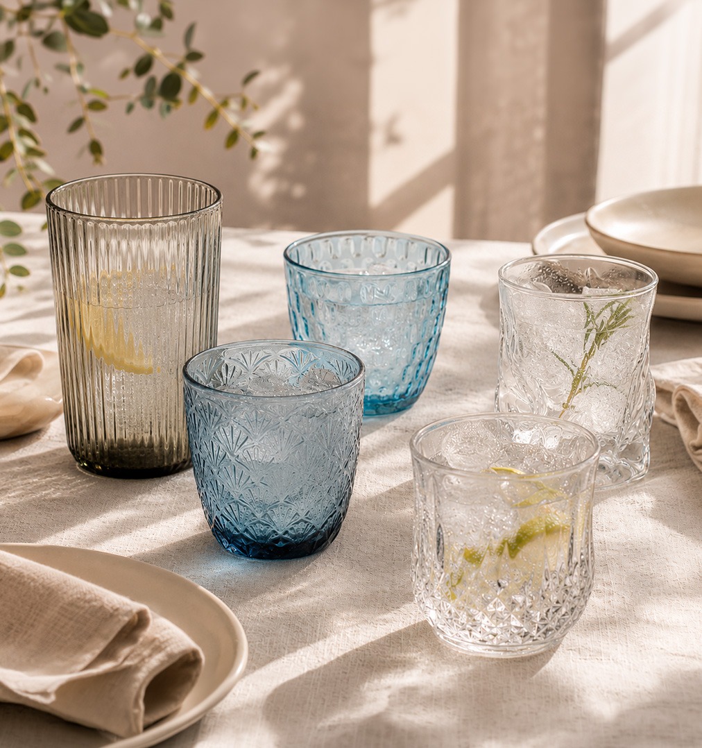 Vasos de cristal originales de colores y relieves distintos combinados en la misma mesa: Bidasoa, Luminarc y Bormioli Rocco