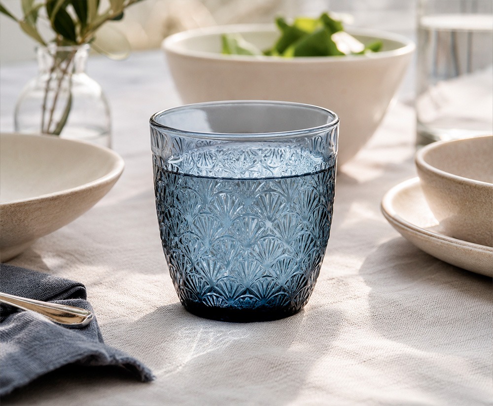 Vasos de cristal originales de colores y relieves distintos combinados en la misma mesa: Bidasoa, Luminarc y Bormioli Rocco
