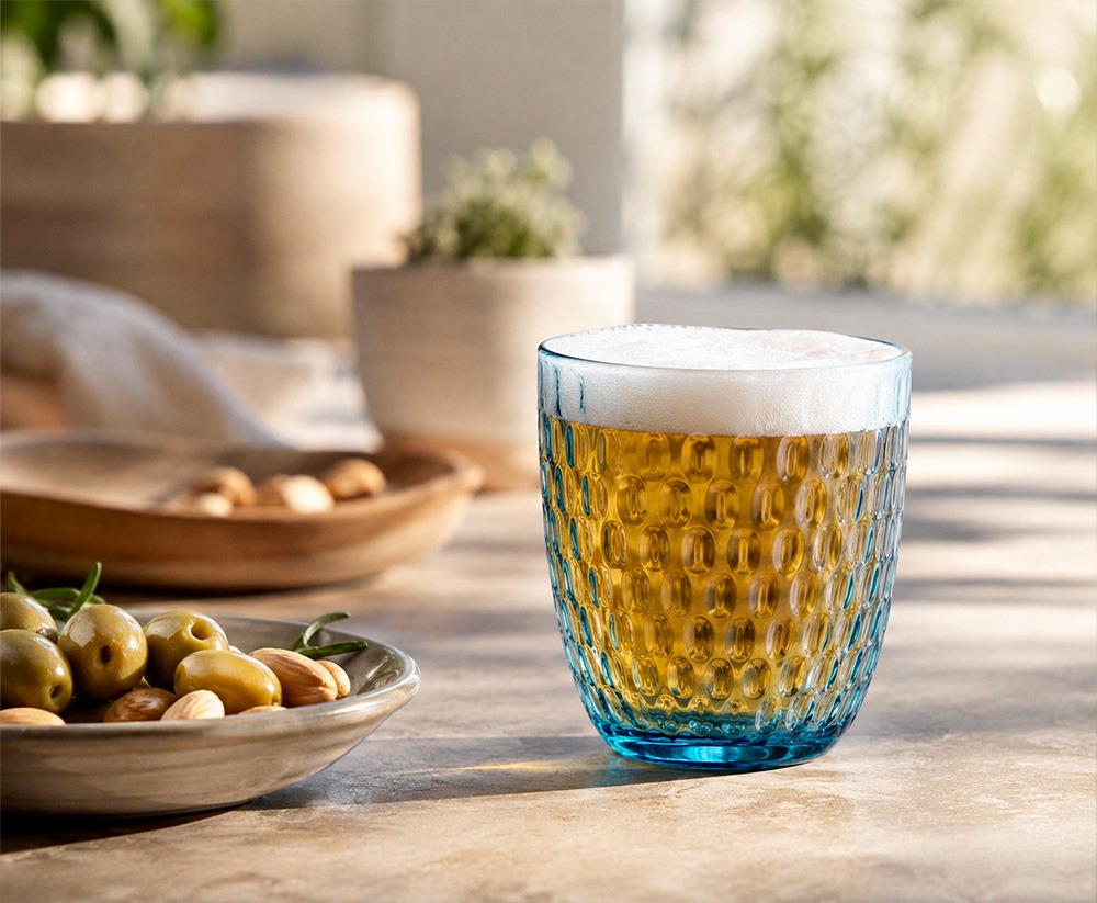 Vasos de cristal originales de colores y relieves distintos combinados en la misma mesa: Bidasoa, Luminarc y Bormioli Rocco