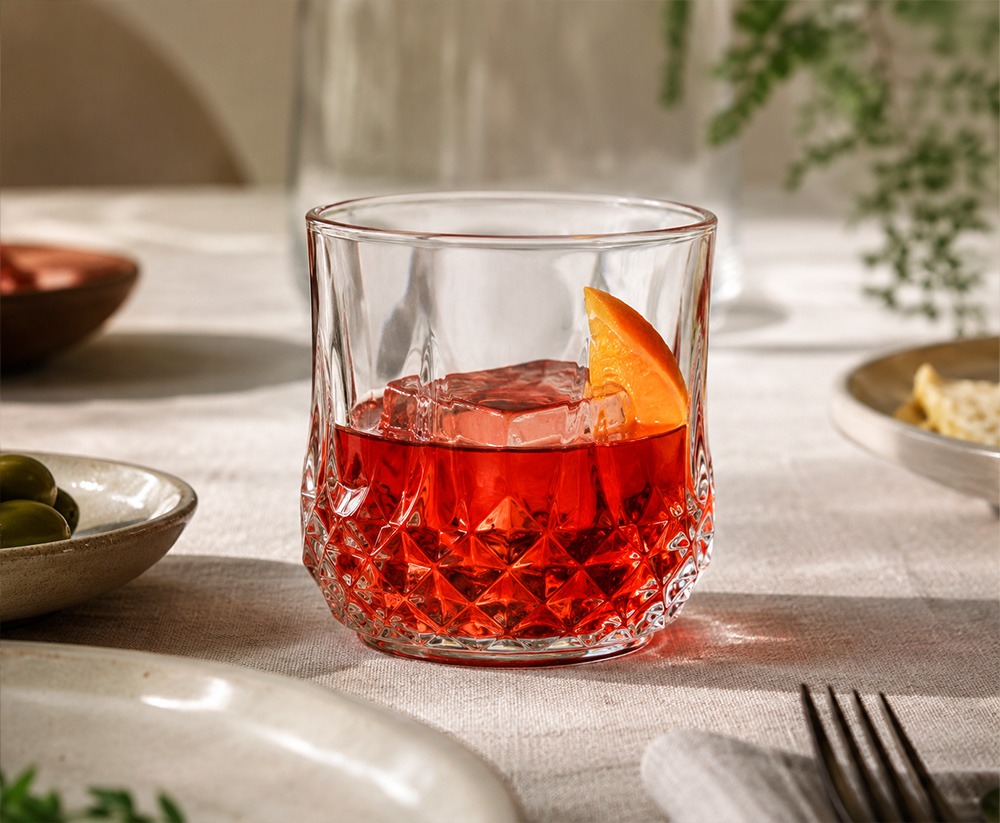 Vasos de cristal originales de colores y relieves distintos combinados en la misma mesa: Bidasoa, Luminarc y Bormioli Rocco