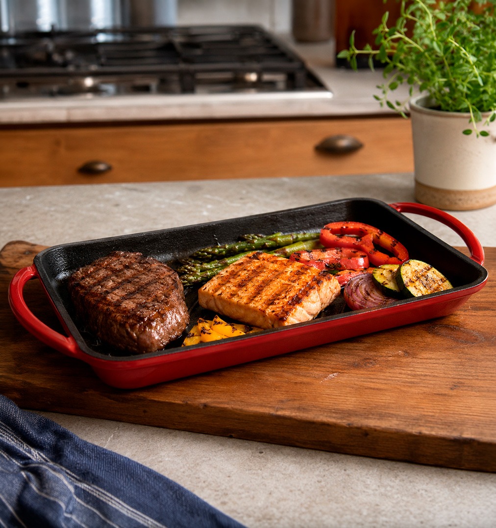 Verduras, carne y pescado cocinados en grill asador de acero inoxidable con marcas de parrilla
