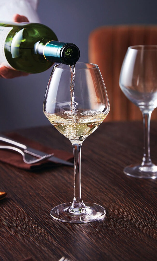 Copas de vino de cristal sobre mesa elegante para elegir la mejor opción calidad-precio