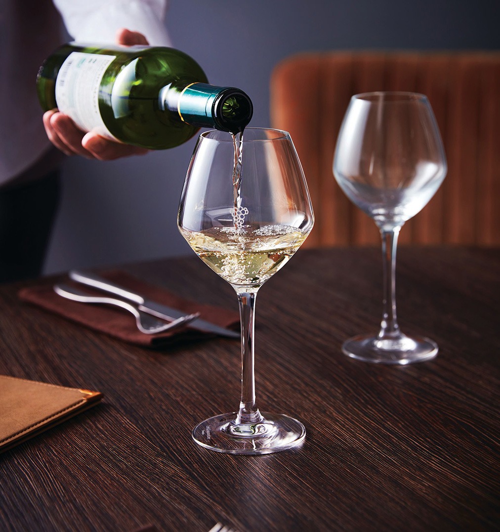 Copas de vino de cristal sobre mesa elegante para elegir la mejor opción calidad-precio