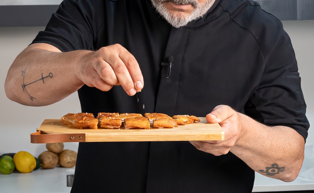 Cachopo de lubina de Ángel León con queso Payoyo, jamón serrano y huevo frito, receta trampantojo para niños.