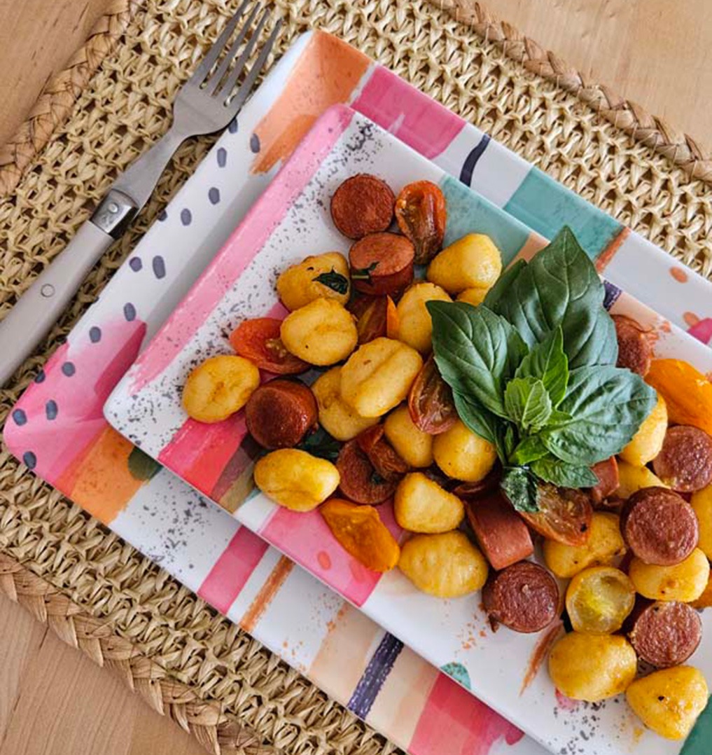 Gnocchi con salchichas alemanas y albahaca fresca