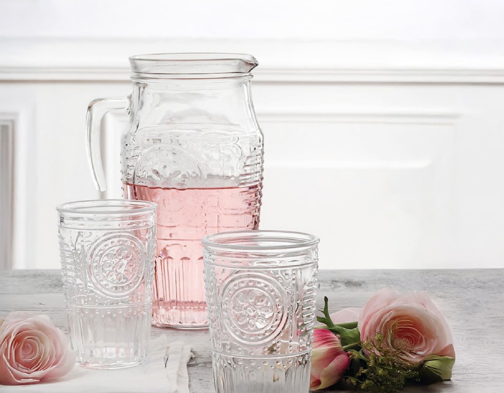 Jarras-de-agua-de-cristal-para-decorar-tu-mesa