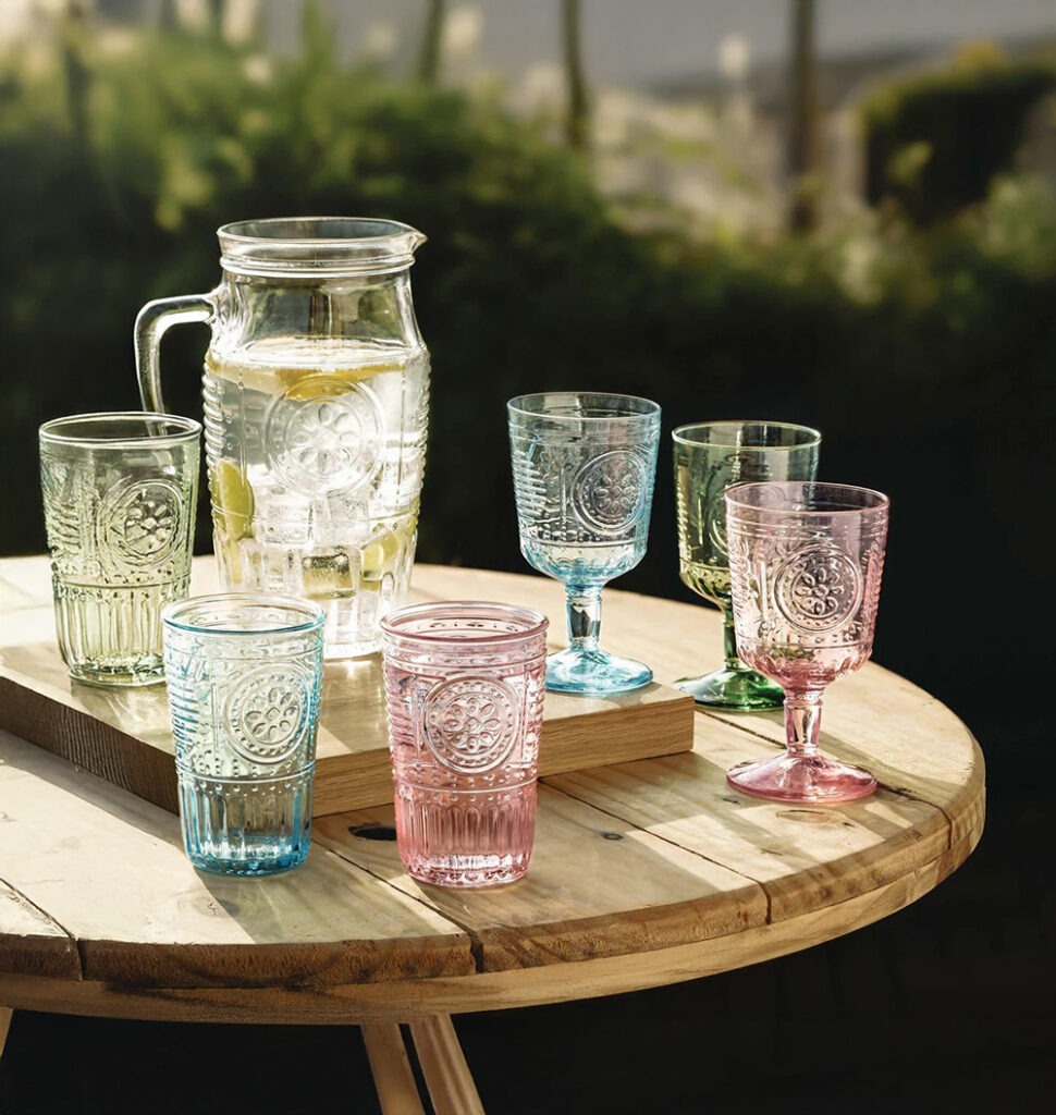 Jarras-de-agua-de-cristal-para-decorar-tu-mesa