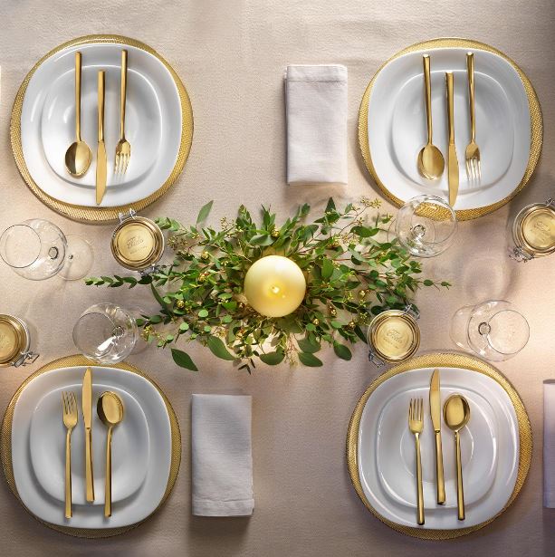 Bajo plato dorado para vestir tu mesa de fiesta
