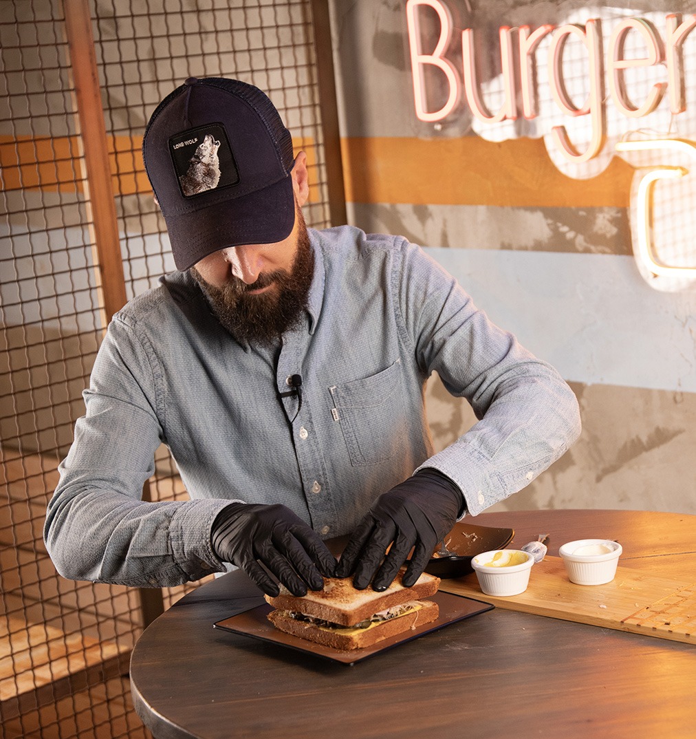 : Philadelphia Cheesesteak con carrilleras de cerdo, queso fundido y brioche en hamburguesería gourmet