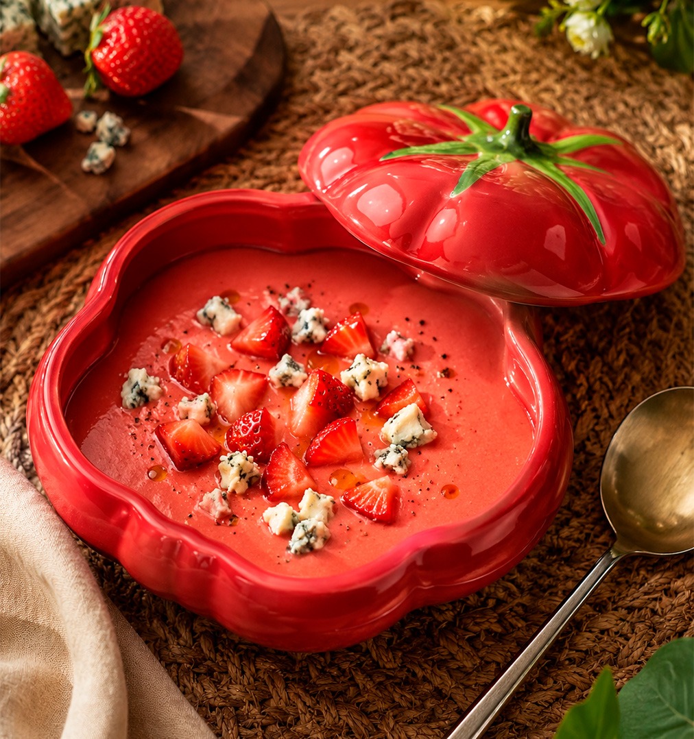 Gazpacho de fresas con queso azul servido en bol hondo con daditos de fresa y sal negra