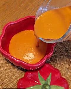 Gazpacho de fresas con queso azul servido en bol hondo con daditos de fresa y sal negra