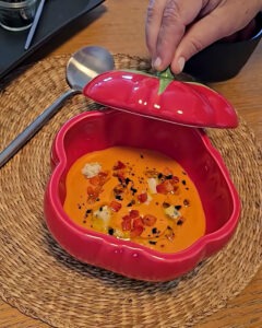 Gazpacho de fresas con queso azul servido en bol hondo con daditos de fresa y sal negra