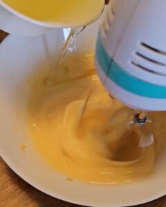 Muffins de cereza en airfryer esponjosos con mermelada y cerezas frescas sobre bandeja negra