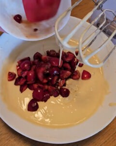 Muffins de cereza en airfryer esponjosos con mermelada y cerezas frescas sobre bandeja negra