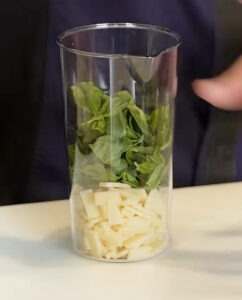 Salsa pesto casera de Mario Sandoval con airfryer Dcook y batidora de mano Dcook