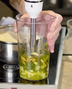 Salsa pesto casera de Mario Sandoval con airfryer Dcook y batidora de mano Dcook
