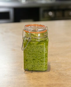 Salsa pesto casera de Mario Sandoval con airfryer Dcook y batidora de mano Dcook