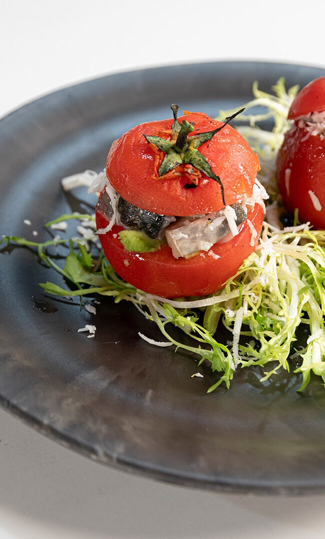 Tomates rellenos de aguacate y caballa soasada cerrados, hechos en airfryer Dcook, sobre ensalada de escarola