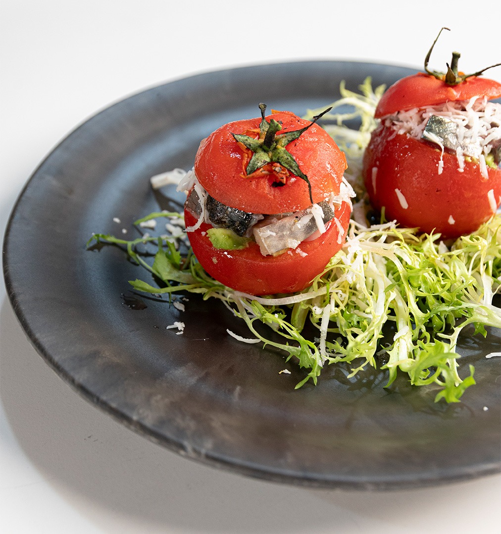 Tomates rellenos de aguacate y caballa soasada cerrados, hechos en airfryer Dcook, sobre ensalada de escarola