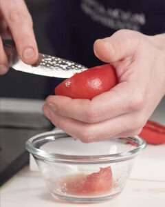 Tomates rellenos de aguacate y caballa soasada cerrados, hechos en airfryer Dcook, sobre ensalada de escarola
