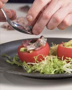 Tomates rellenos de aguacate y caballa soasada cerrados, hechos en airfryer Dcook, sobre ensalada de escarola