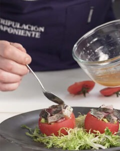 Tomates rellenos de aguacate y caballa soasada cerrados, hechos en airfryer Dcook, sobre ensalada de escarola
