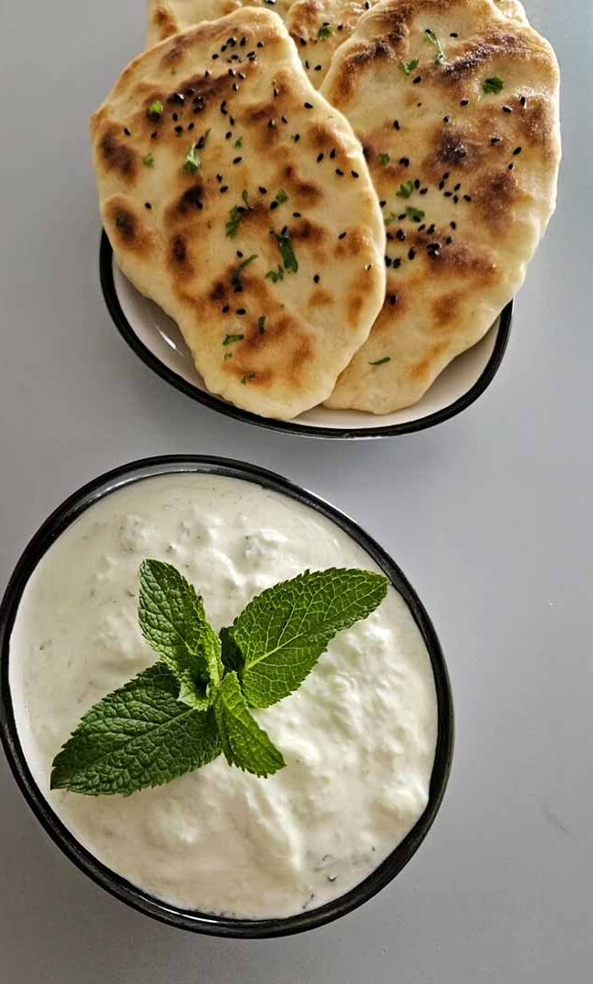 Tzatziki griego y Pan Naan (el pan indio sin horno)