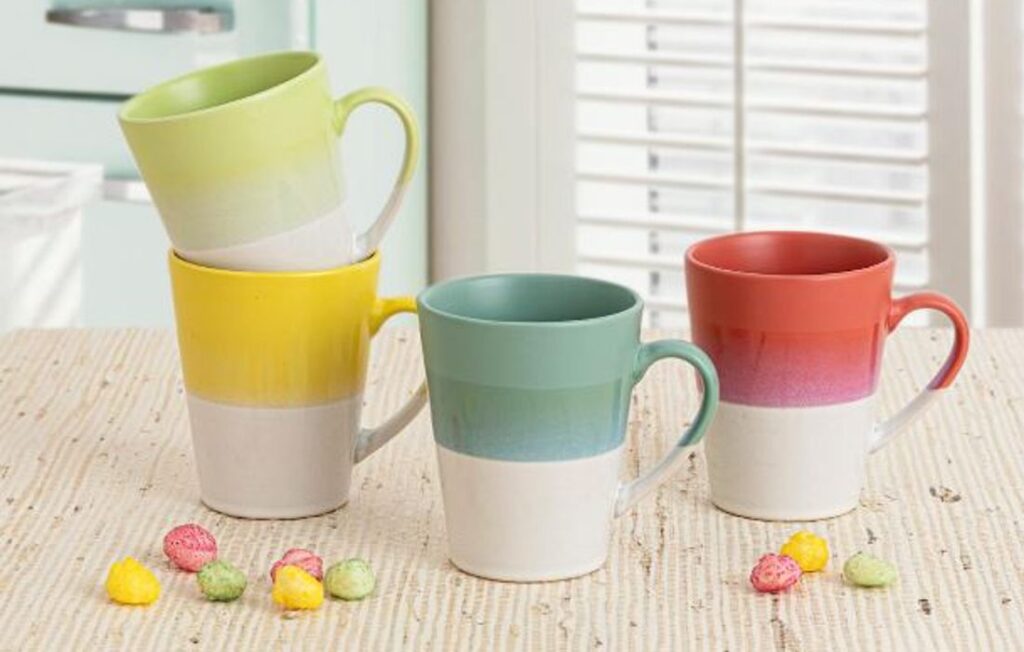 Tazas de cerámica con colores llamativos que alegran tu día y transforman cada sorbo en una celebración de color.