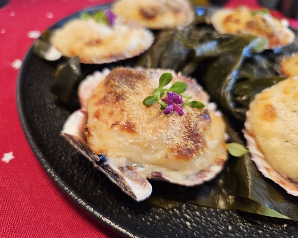 Vieiras gratinadas en airfryer doradas servidas en su concha como receta navideña fácil en freidora de aire