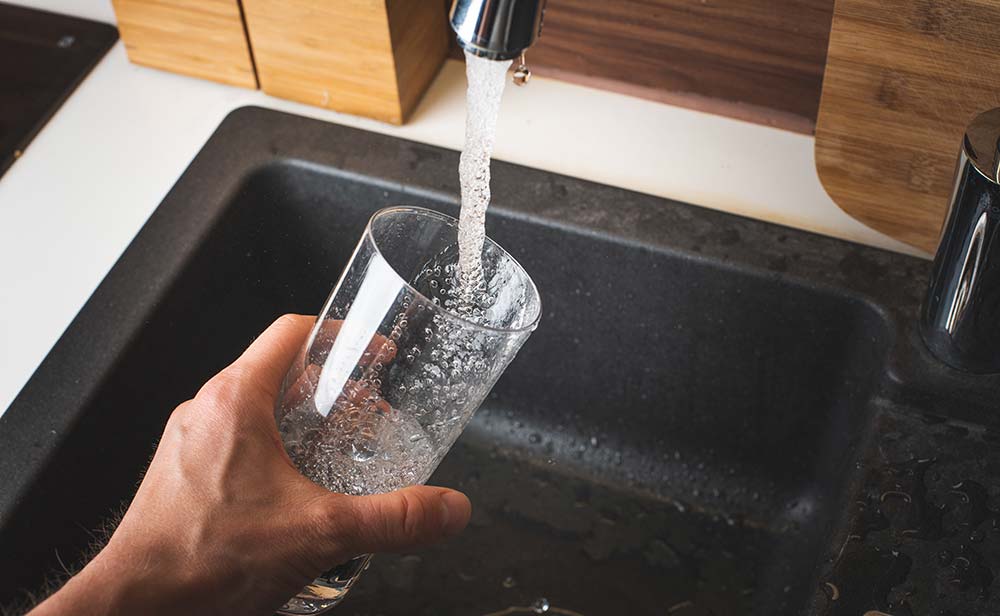 ¿Ofreces agua del grifo gratis en tu restaurante? Qué dice la Ley