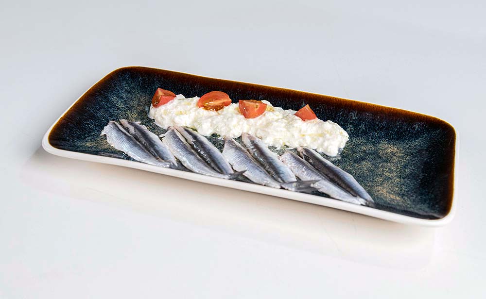 Boquerones en vinagre con cherry y stracciatella