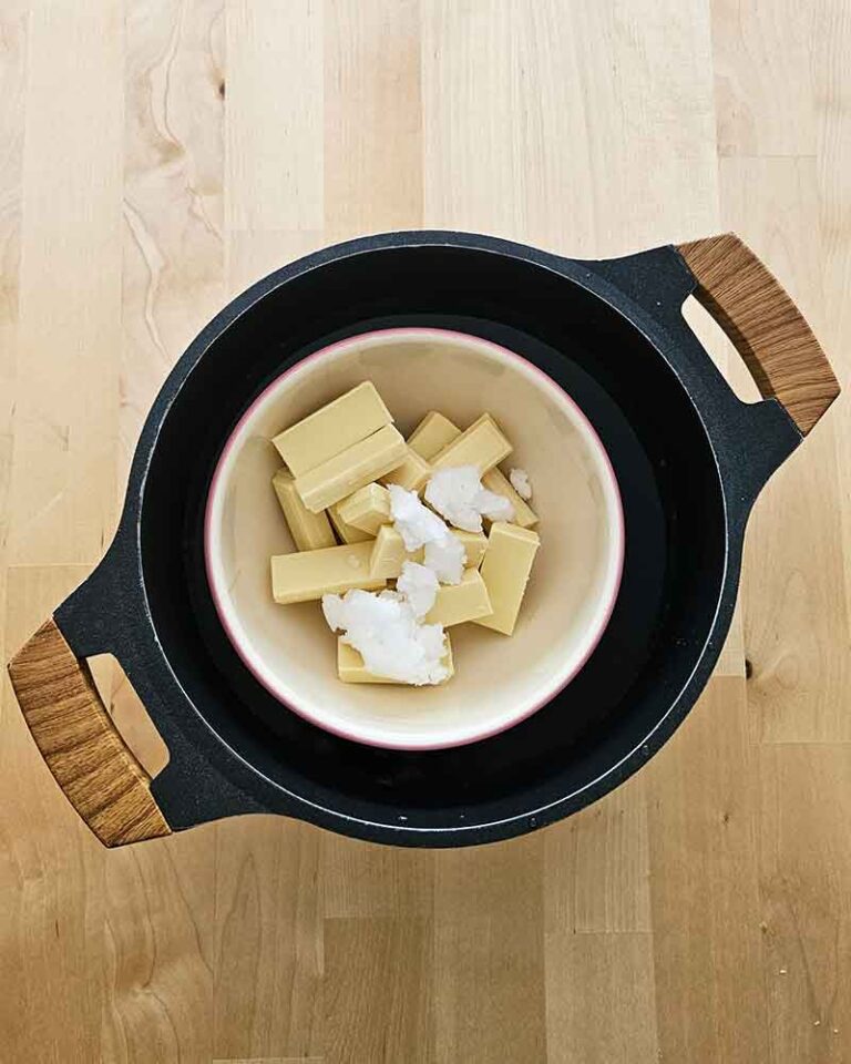 preparación del Bizcocho de yogur con jengibre, grosellas y chocolate blanco