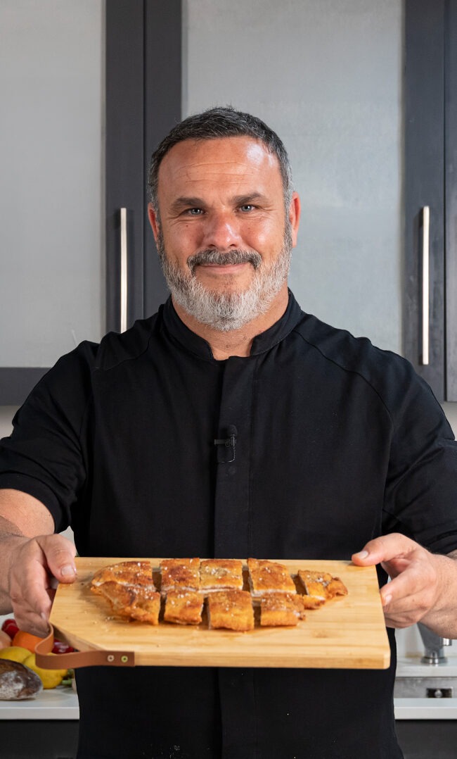 Cachopo de lubina de Ánxgel León con queso Payoyo, jamón serrano y huevo frito, receta trampantojo para niños.