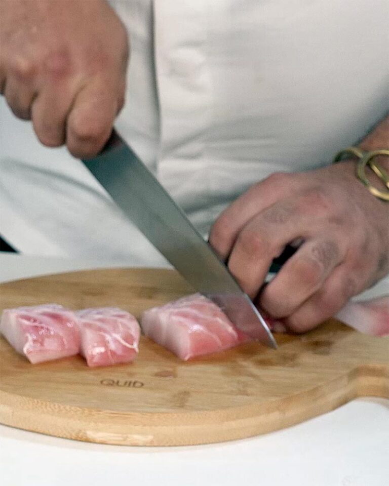 Preparación del cazón en adobo