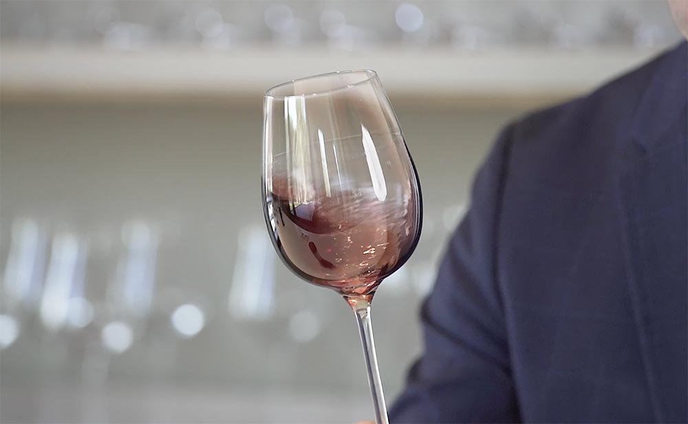 Aperitivos con vinos jóvenes en la copa de vino adecuada