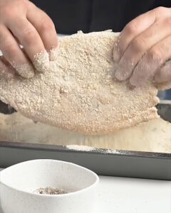 Cachopo de lubina de Ángel León con queso Payoyo, jamón serrano y huevo frito, receta trampantojo para niños.