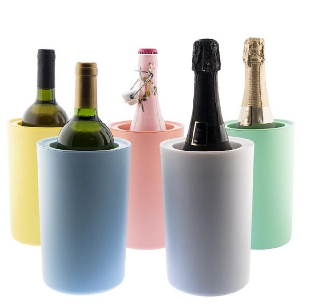 Entre los accesorios para vino, el enfriador de botellas es uno de los más populares