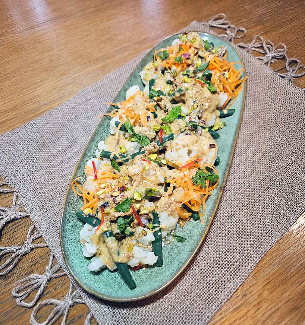 Ensalada de verduras con coliflor y aliño asiático