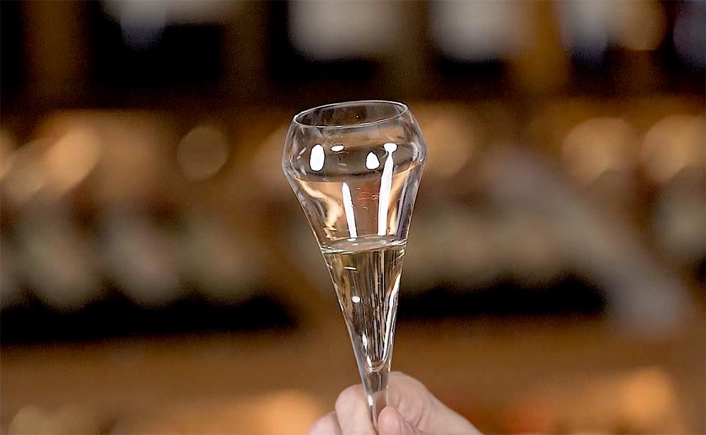 Catar un vino espumoso Chardonnay en tres copas diferentes